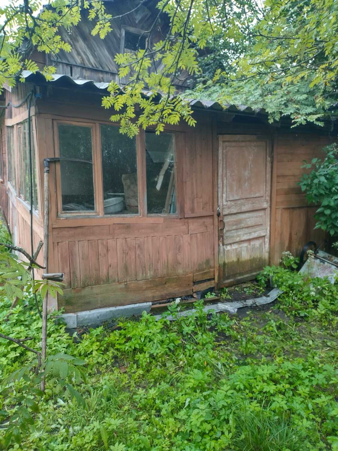 Не муж и не на час. Ручной снос деревянных построек на участках в Санкт-Петербурге и Ленобласти. www.сносдомовленинградскаяобласть.рф цена стоимость сноса деревянного сарая на участке